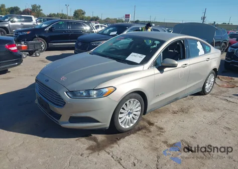 2016 Ford Fusion Hybrid S z USA, uszkodzony, nr VIN 3FA6P0UU3GR124024